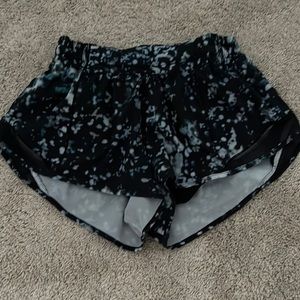 Size 6 Lululemon Hotty Hot shorts!